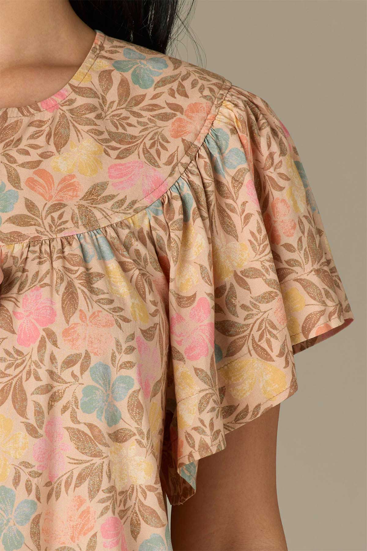 Short Flutter Sleeve U-Bib Half Zip Floral Print Plus Size Woven Top - Image 4