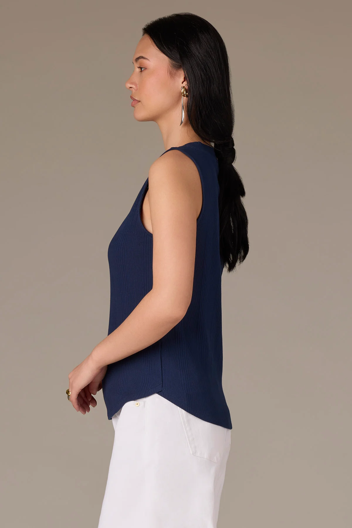 Sleeveless Rounded V-Neck Surplus Hem Knit Top - Image 12