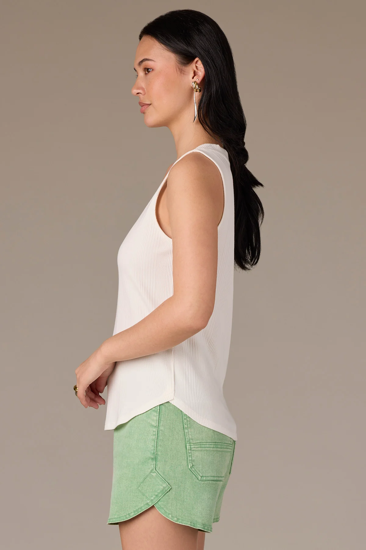 Sleeveless Rounded V-Neck Surplus Hem Knit Top - Image 4