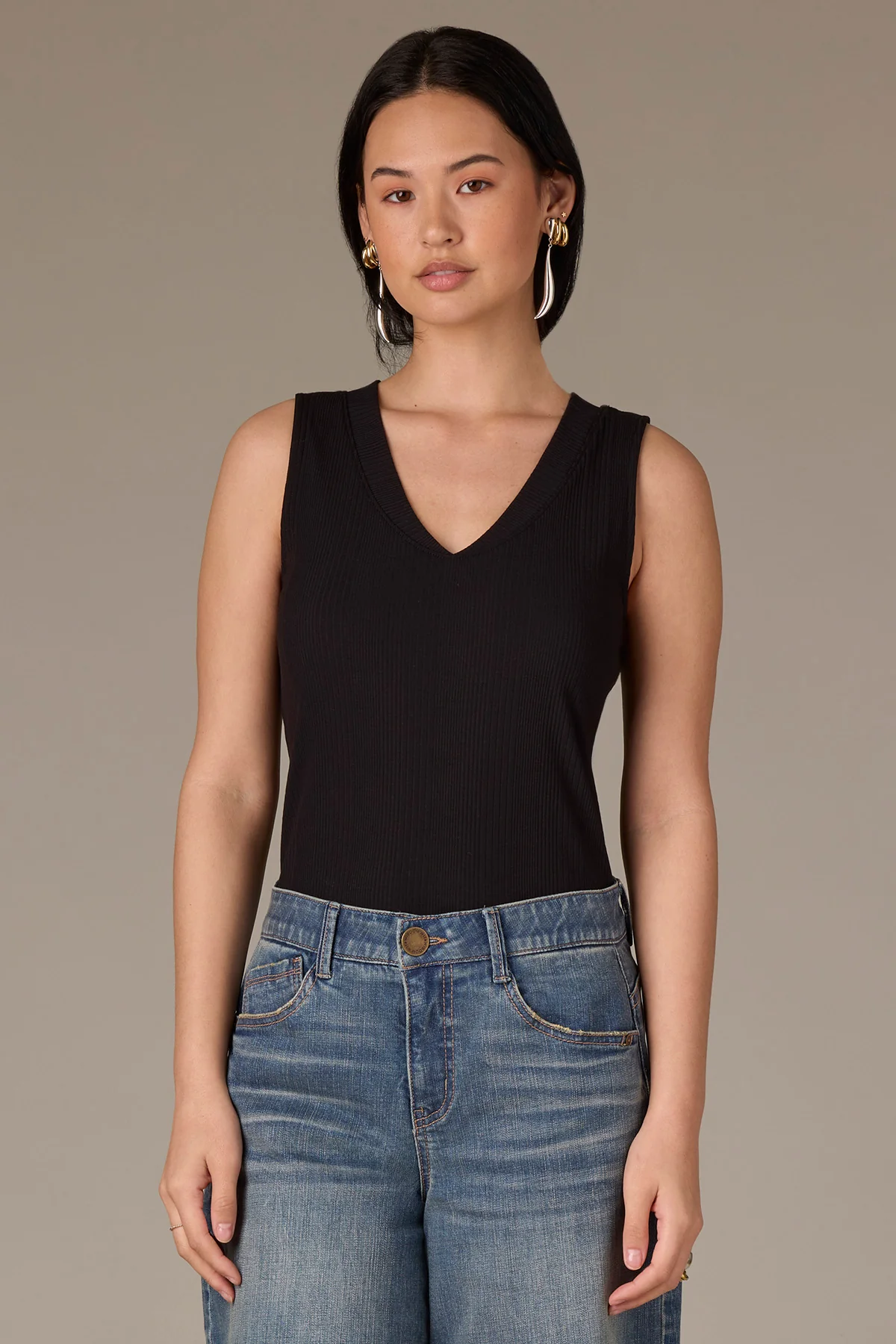 Sleeveless Rounded V-Neck Surplus Hem Knit Top - Image 6