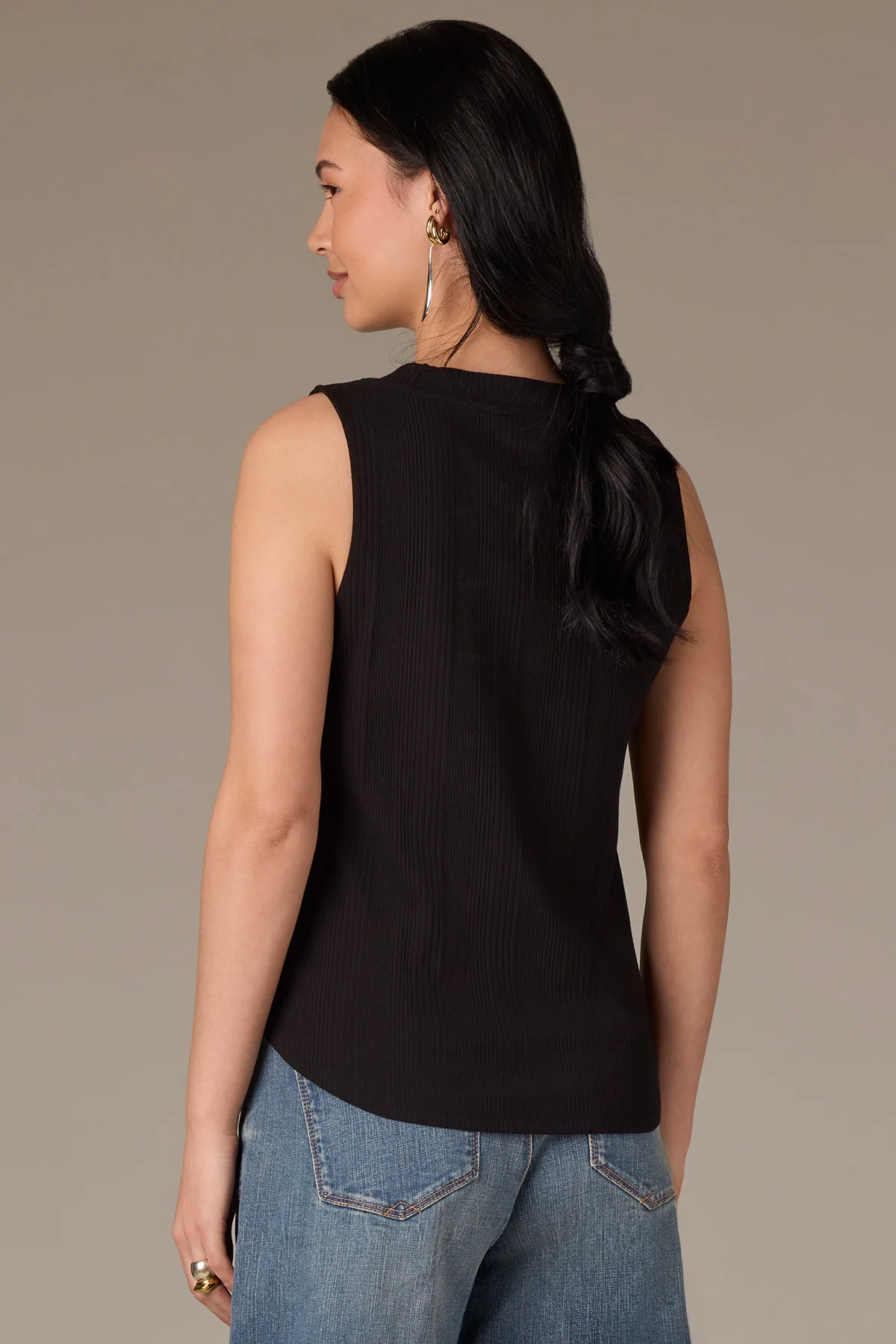 Sleeveless Rounded V-Neck Surplus Hem Knit Top - Image 9